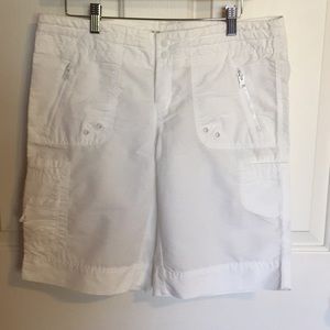 Gap size 6 white cargo bermuda zip pockets